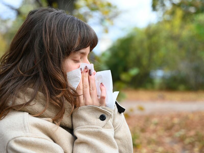 Wer niesen muss, sollte sich von anderen Personen abwenden und ein Taschentuch oder die Armbeuge vor Mund und Nase halten (Symbolbild). - Foto: Elisa Schu/dpa