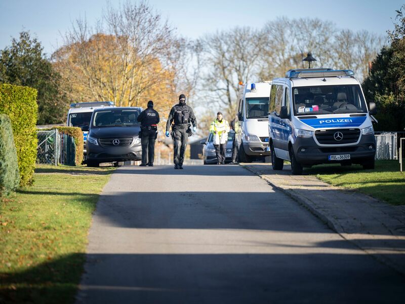 Rund 120 Kräfte sind laut Polizei bei den Durchsuchungen im Einsatz.  - Foto: Philip Dulian/dpa