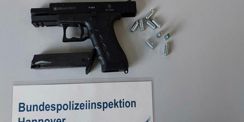 BPOL-H: Bundespolizei stoppt Mann mit Schreckschusswaffe im Hauptbahnhof Braunschweig - Foto: presseportal.de