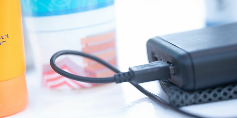 Immer mehr Fluglinien überprüfen ihre Richtlinien für den Transport von Lithium-Batterien. (Symbolbild) - Foto: Sebastian Gollnow/dpa/dpa-tmn