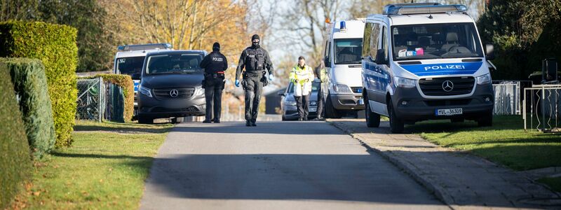 Rund 120 Einsatzkräfte durchsuchen mehrere Objekte in Reimershagen und Rum Kogel bei Güstrow. - Foto: Philip Dulian/dpa