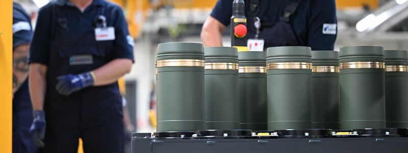 Rheinmetall-Mitarbeiter sind im Werk Unterlüß mit dem Verschließen von 155-Millimeter-Artilleriegranaten beschäftigt. Die Nachfrage nach solcher Munition ist stark gestiegen. (Archivbild) - Foto: Wolf von Dewitz/dpa