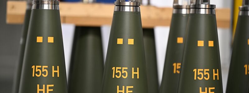 Artilleriegranaten von Rheinmetall, die bis zu 40 Kilometer weit geschossen werden können. 155 gibt das Kaliber an (155 Millimeter), HE steht für high explosive (hochexplosiv), RH 1412 ist das Produktkürzel. (Archivbild) - Foto: Wolf von Dewitz/dpa