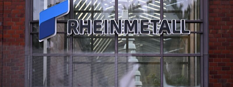 Rheinmetall-Logo am Eingang seines größten Werks, Unterlüß in Niedersachsen. (Archivbild) - Foto: Wolf von Dewitz/dpa