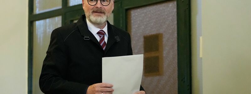 Der tschechische Regierungschef Petr Fiala gibt seine Stimme bei den Parlamentswahlen in einem Wahllokal ab. Nach der Niederlage seiner liberalkonservativen Koalition hat sein Kabinett nun seinen Rücktritt erklärt. (Archivbild) - Foto: Darko Bandic/AP/dpa