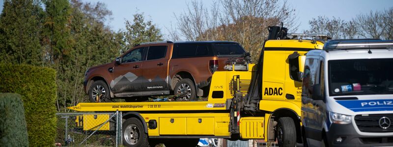 Bei einer Hausdurchsuchung im Fall des am 10. Oktober getöteten achtjährigen Fabian aus Güstrow beschlagnahmen die Ermittler einen Geländewagen. - Foto: Philip Dulian/dpa