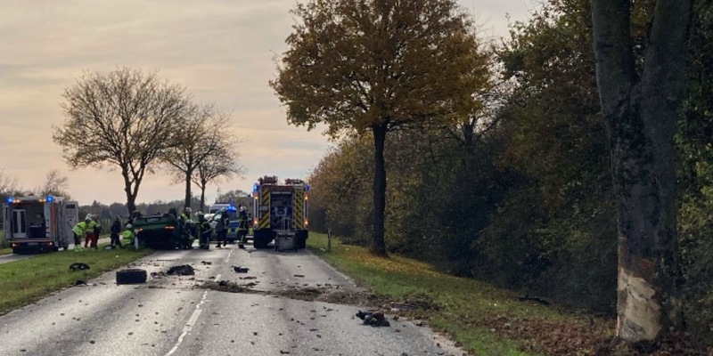 POL-WES: Moers - Pkw kollidiert mit Baum - Eine Person verletzt - Foto: presseportal.de
