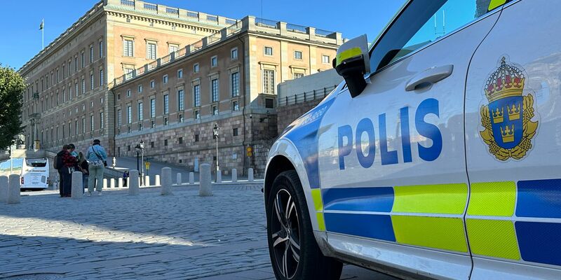 Ein Polizeiauto steht im Herzen von Stockholm vor dem Königsschloss. Nicht weit von dem Schloss entfernt befindet sich auch der Park Kungsträdgården. (Illustration) - Foto: Steffen Trumpf/dpa