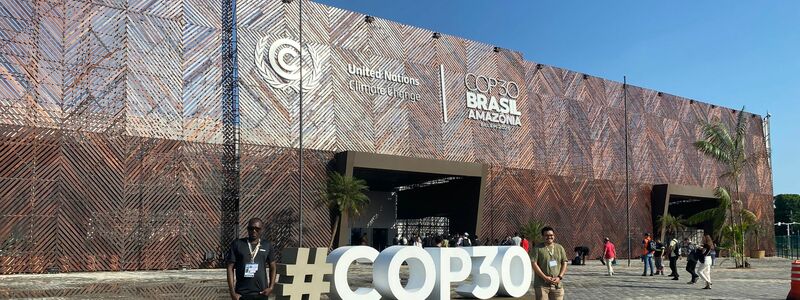 Mit Tanz und Gesang werben Aktivisten für mehr Klimaschutz - Foto: Torsten Holtz/dpa