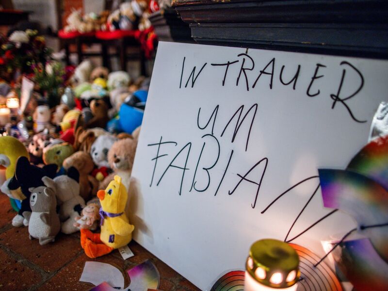 Nach dem gewaltsamen Tod des achtjährigen Fabian aus Güstrow war die Bestürzung weit über Mecklenburg-Vorpommern hinaus groß. (Symbolbild) - Foto: Jens Büttner/dpa