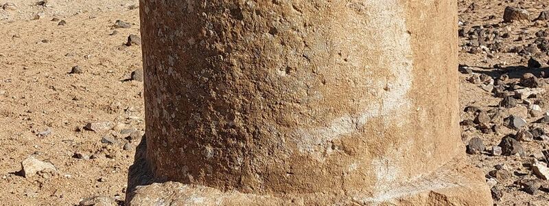 Fragment eines römischen Kilometersteins an der Via Nova in Jordanien - Foto: Adam Pažout/Itiner-e/dpa