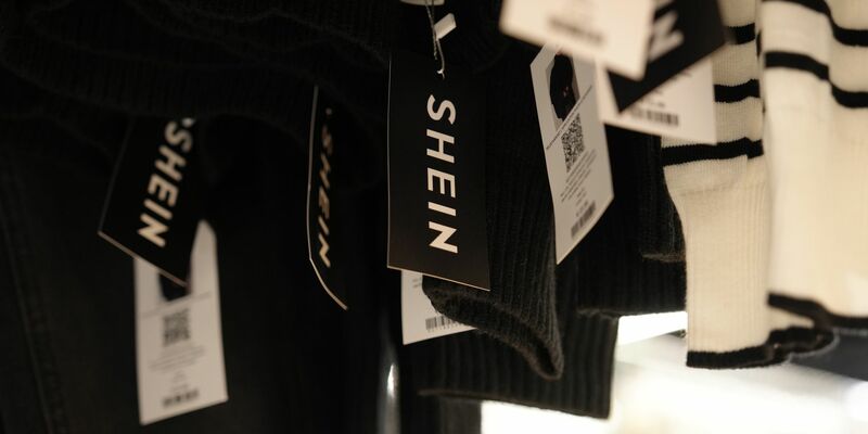 Frankreich hat am Pariser Flughafen eine Großkontrolle von Shein-Lieferungen gestartet (Archivbild). - Foto: Aurelien Morissard/AP/dpa