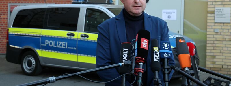 Oberstaatsanwalt Harald Nowack gibt in Rostrock bekannt, worauf viele wochenlang gewartet haben: Im Fakk des achtjährigen Fabian ist ein Haftbefehl ergangen. - Foto: Bernd Wüstneck/dpa
