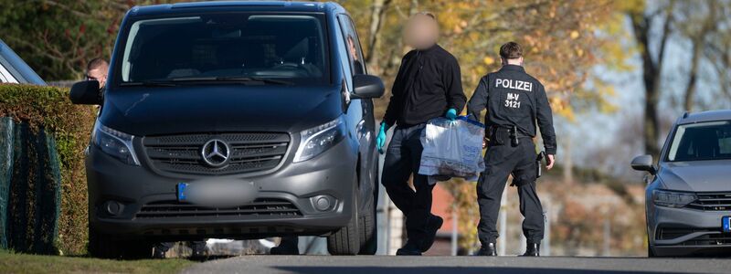 Rund zehn Stunden dauerten die Durchsuchungen am Donnerstag im Mordfall Fabian an. - Foto: Philip Dulian/dpa