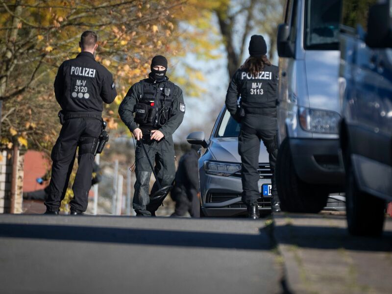 Erneut durchsuchte die Polizei Häuser. - Foto: Philip Dulian/dpa
