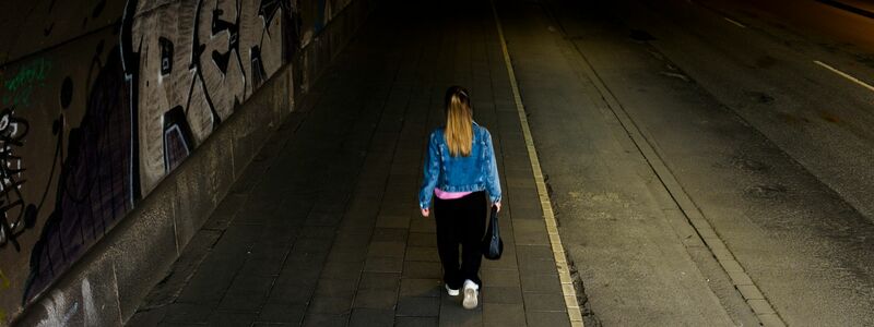 Männer und Frauen unterscheiden sich beim subjektiven Sicherheitsempfinden deutlich: Während sich 56 Prozent der Männer sicher fühlen, sind es bei den Frauen nur 45 Prozent. (Symbolbild) - Foto: Christoph Reichwein/dpa