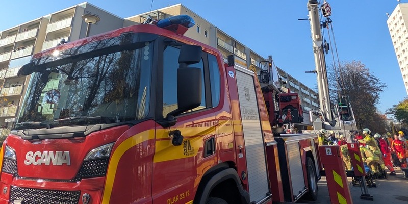 FW Dresden: Rettung aus Baustelle und Fahrzeugbrand - Foto: presseportal.de