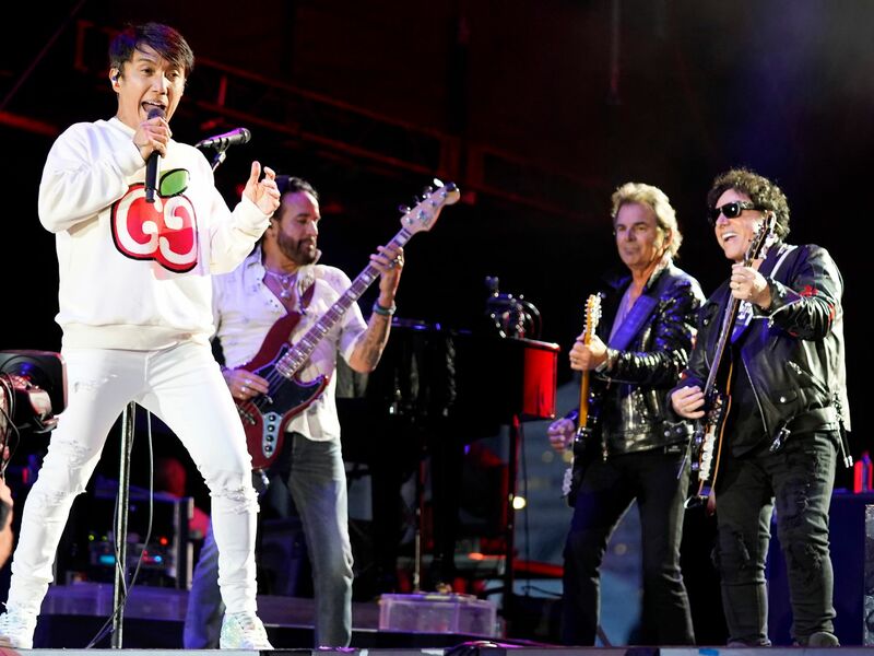 Nach mehr als 50 Jahren kündigt die US-Band Journey eine Abschiedstour an. (Archivbild) - Foto: Rob Grabowski/Invision/dpa