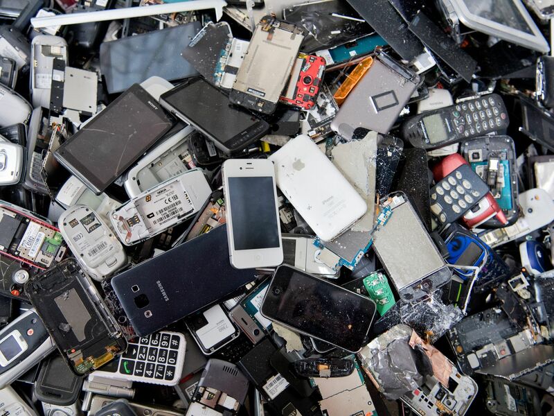 Der Handel wird unter anderem verpflichtet, Rückgabestellen für alte Mobiltelefone, Taschenlampen oder Elektrorasierer einheitlich zu kennzeichnen. (Archivbild) - Foto: Julian Stratenschulte/Deutsche Presse-Agentur GmbH/dpa