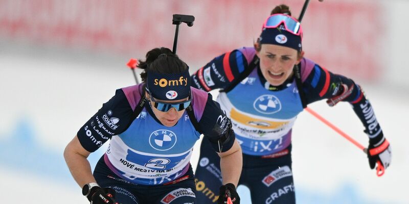 Julia Simon (l) darf nach dem Kreditkartenbetrug an ihrer Teamkollegin Justine Braisaz-Bouchet (r) bei Olympia teilnehmen. (Archivbild) - Foto: Hendrik Schmidt/dpa