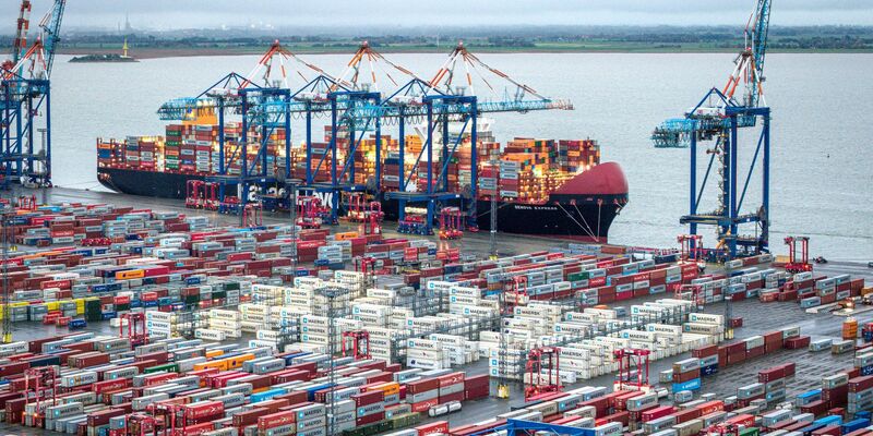 Über Bremerhaven geht ein guter Teil der deutschen Exporte. - Foto: Sina Schuldt/dpa