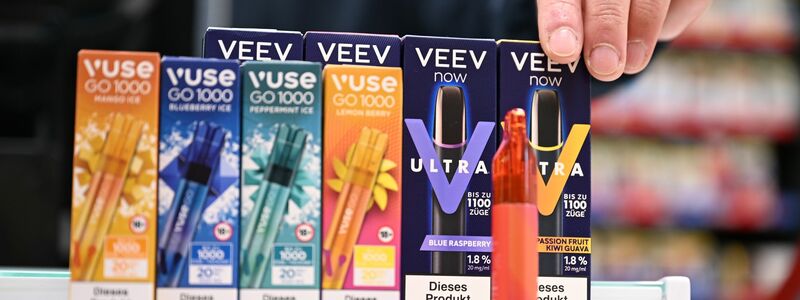 Er verkauft sowohl klassische Zigaretten als auch E-Zigaretten: der Düsseldorfer Tabakwaren-Geschäftsinhaber Sebastian Jähn. - Foto: Wolf von Dewitz/dpa