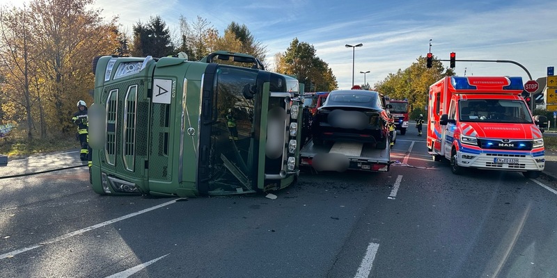 FW-EN: Lkw kippt um - 2 verletzte Personen - Foto: presseportal.de