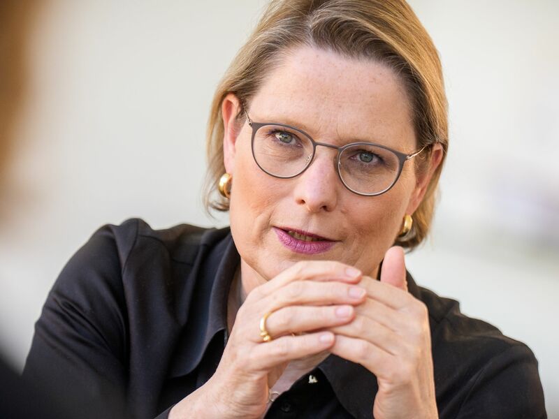 Heimlich etwa den bekleideten Po von anderen Menschen zu filmen, soll aus Sicht von Bundesjustizministerin Stefanie Hubig strafbar werden. (Archivbild) - Foto: Michael Kappeler/dpa