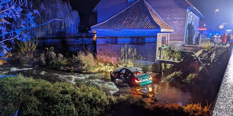 POL-ROW: Pkw stürzt nach illegalem Rennen in die Wiedau: Zwei leicht Verletzte - Foto: presseportal.de