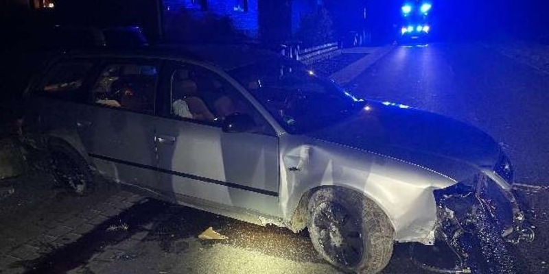 POL-NI: Fahrzeug prallt gegen Mauer - Foto: presseportal.de