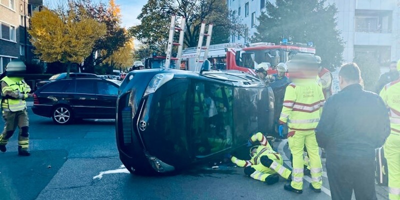 POL-DU: Wanheimerort: Unfall im Kreuzungsbereich - Auto kippt auf die Seite - Foto: presseportal.de