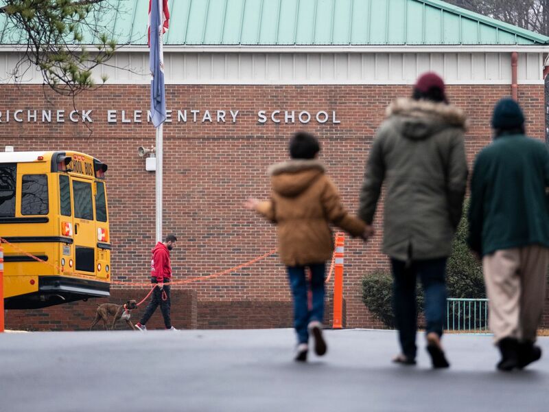 Ein Sechsjähriger hatte 2023 in einer Grundschule in Newport News auf seine Lehrerin geschossen. (Archivbild) - Foto: Billy Schuerman/The Virginian-Pilot via AP/dpa