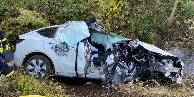 POL-PIROK: Wegen Sonne und Geschwindigkeit von Fahrbahn abgekommen und überschlagen - Foto: presseportal.de