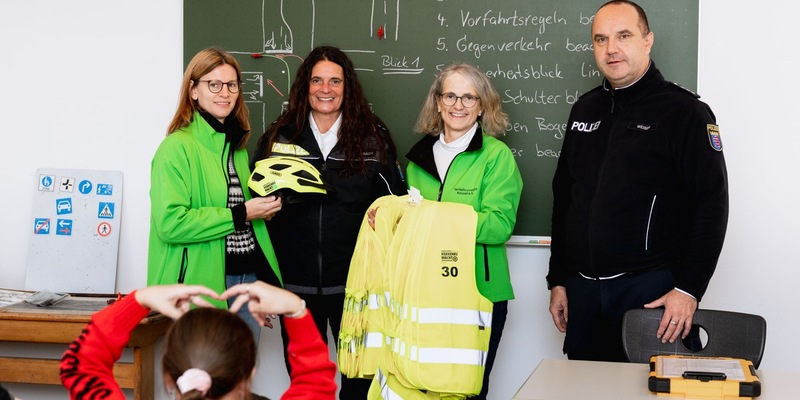 POL-KS: Verkehrswacht Kassel übergibt Helme und Startnummern an Verkehrserzieher der Kasseler Polizei - Foto: presseportal.de