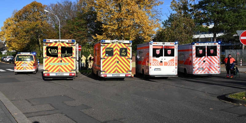 FW Pulheim: Schulbusse kollidieren an Pulheimer Gymnasium - Foto: presseportal.de