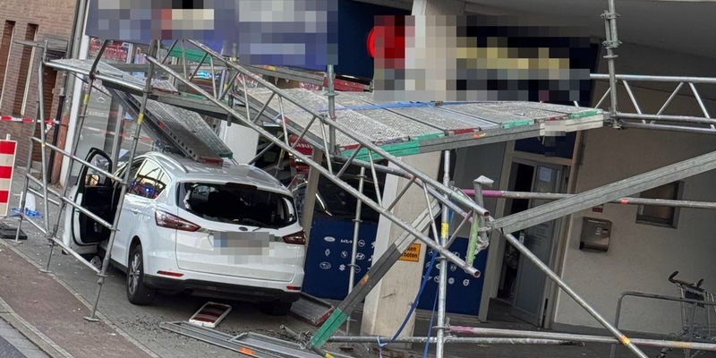 FW-OB: Verkehrsunfall mit beschädigtem Baugerüst sorgt für Einsatz der Feuerwehr - Foto: presseportal.de