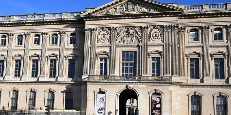 Der Louvre reagiert mit Sofortmaßnahmen für mehr Sicherheit auf den spektakulären Einbruch im Oktober. (Archivbild) - Foto: Emma Da Silva/AP/dpa