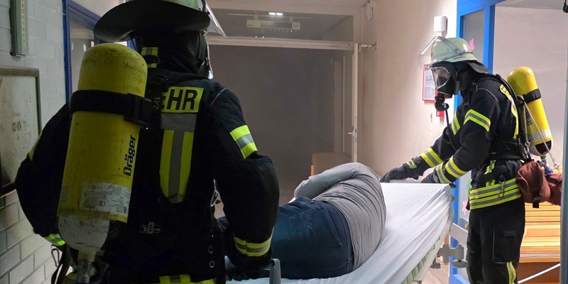 FW Celle: Feuer in Kinderklinik und Verkehrsunfall - die Celler Feuerwehr übte heute den Ernstfall im AKH und auf dem Wilhelm-Heinichen-Ring! - Foto: presseportal.de