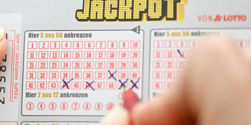 Volltreffer: Auf einem Schein aus Nordrhein-Westfalen sind alle Gewinnzahlen vom Freitag notiert. (Symbolbild) - Foto: Bernd Weißbrod/dpa