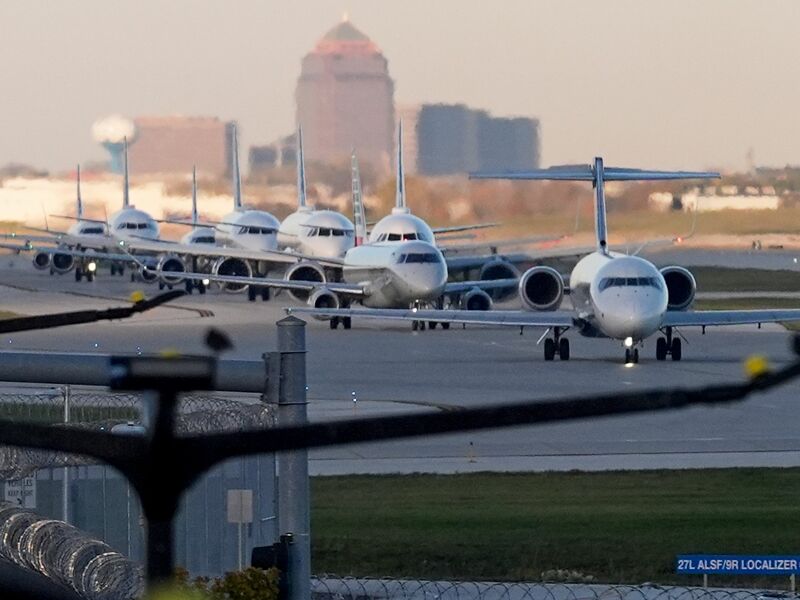 Airlines streichen Hunderte Flüge in den USA - Foto: Nam Y. Huh/AP/dpa
