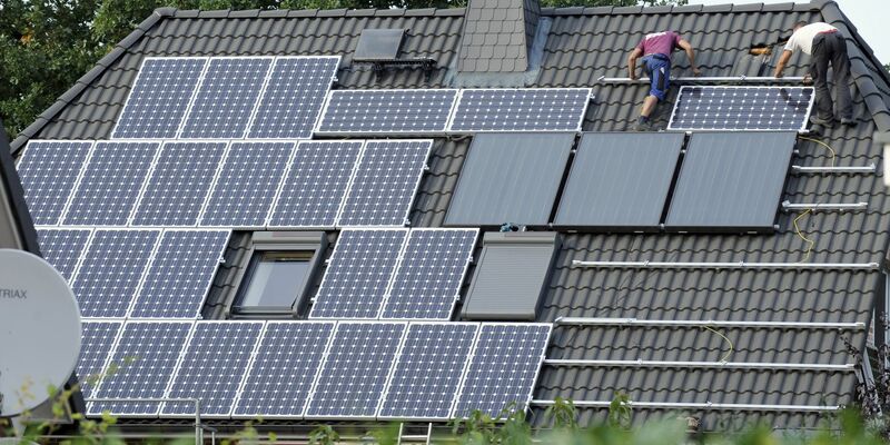 Privatpersonen ließen sich zuletzt deutlich weniger Solaranlagen installieren. (Archivbild) - Foto: Rainer Jensen/dpa
