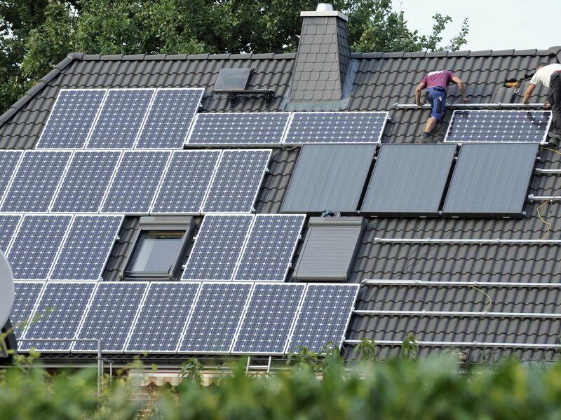 Privatpersonen ließen sich zuletzt deutlich weniger Solaranlagen installieren. (Archivbild) - Foto: Rainer Jensen/dpa