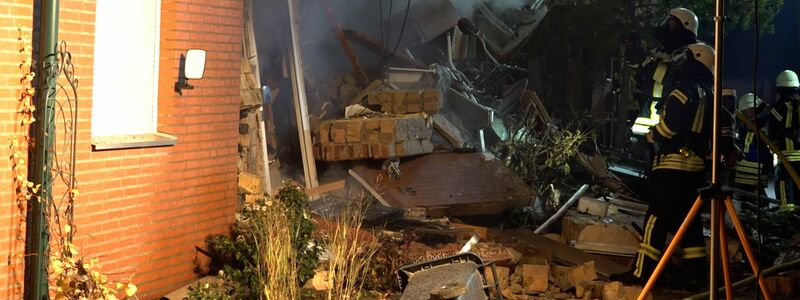 Die Suche nach einem 83-Jährigen in den Trümmern eines Reihenhauses geht weiter. - Foto: Benjamin Müller/dpa