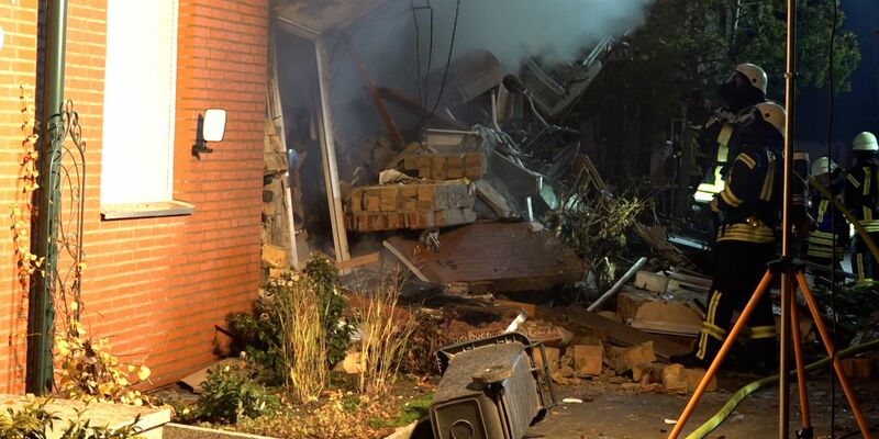 Auch das Technische Hilfswerk ist im Einsatz, um die Person zu finden. - Foto: Benjamin Müller/dpa
