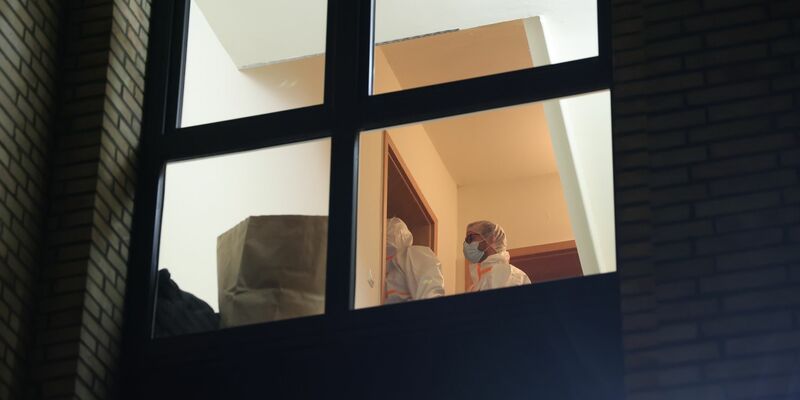 Bei einem Polizeieinsatz in Hamburg ist eine Frau wegen des Verdachts festgenommen worden, einen Mann getötet zu haben. - Foto: Georg Wendt/dpa