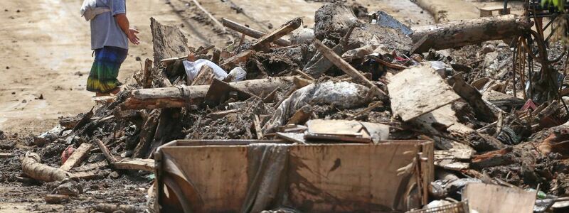 Trümmer entlang einer Straße auf den Philippinen. - Foto: Jacqueline Hernandez/AP/dpa