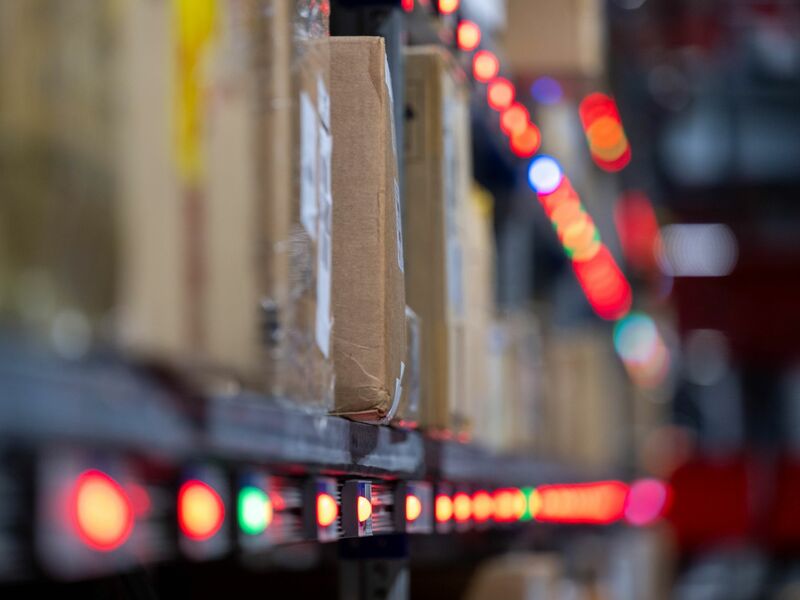 Der deutsche Zoll untersucht Pakete an Flughäfen stichprobenartig. - Foto: Hendrik Schmidt/dpa