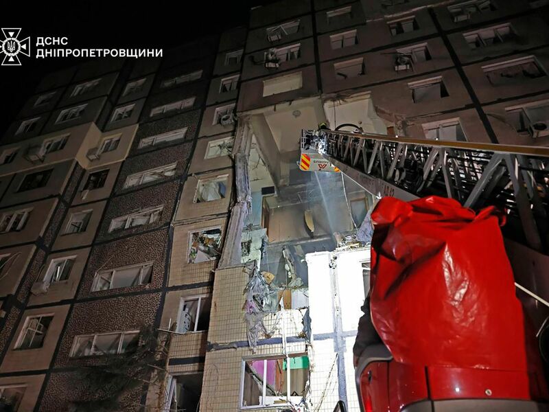 Bei dem Drohneneinschlag in einem mehrstöckigen Wohnhaus in Dnipro verloren zahlreiche Menschen ihre Wohnungen. - Foto: Uncredited/Ukrainian Emergency Service/AP/dpa