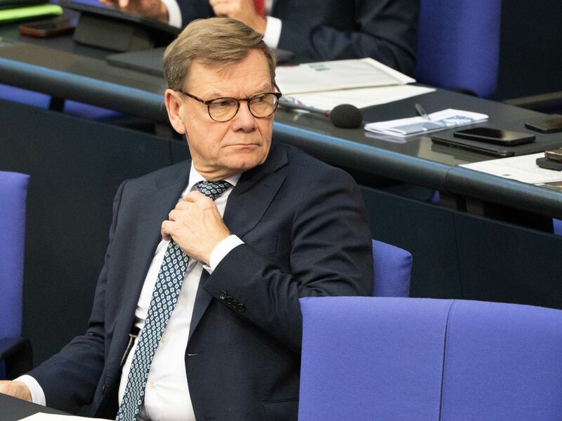 Außenminister Johann Wadephul (CDU) wollte eigentlich per Regierungsflugzeug zu einem Gipfeltreffen nach Kolumbien reisen. Weil es einen Defekt an der Maschine gab, muss er umplanen und zunächst Linie fliegen. (Archivbild) - Foto: Alicia Windzio/dpa
