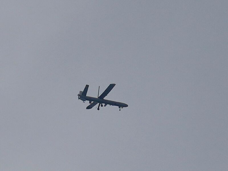 Zwei Menschen werden bei israelischen Luftschlägen im Libanon getötet. Mehrere werden verletzt. - Foto: Hussein Malla/AP/dpa